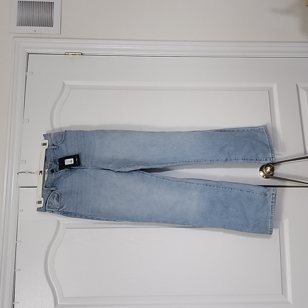 Fashion Nova straight leg Jeans (size 3) Light wash